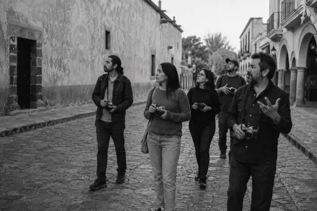 Grupo del PhotoWalk caminando por Tequisquiapan con sus cámaras