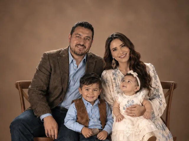 Colección Raíz: familia de cuatro personas retratada en estudio