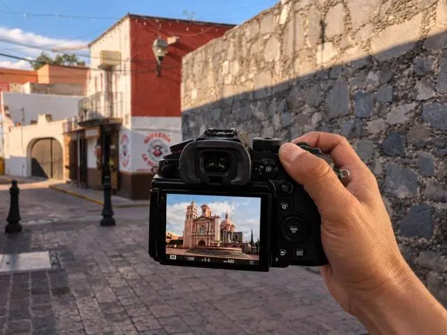 Cámara digital encuadrando una calle de Tequisquiapan