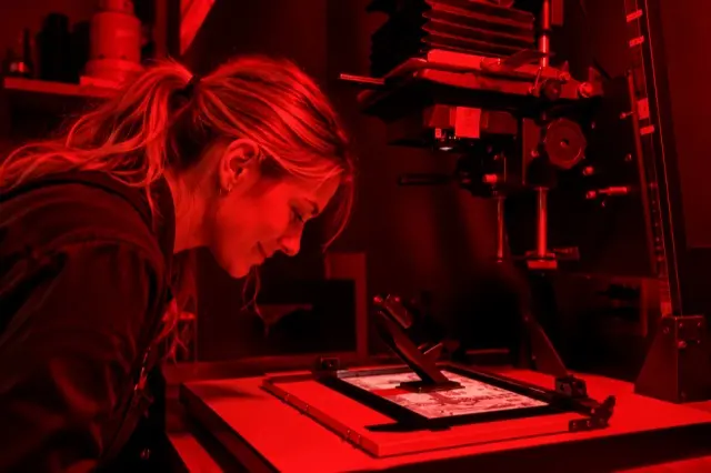 Trabajo en el cuarto oscuro con luz roja