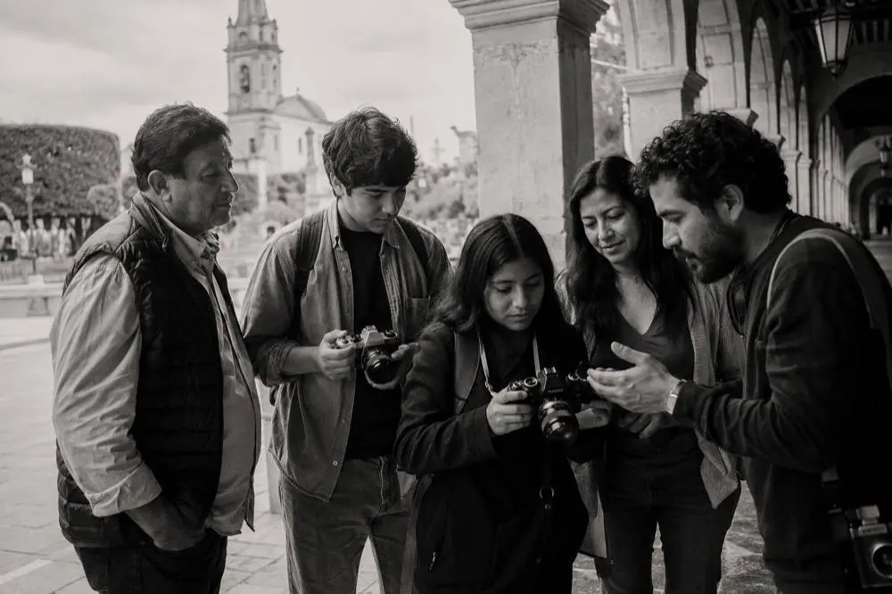 Grupo revisando sus cámaras durante el recorrido (imagen ilustrativa)