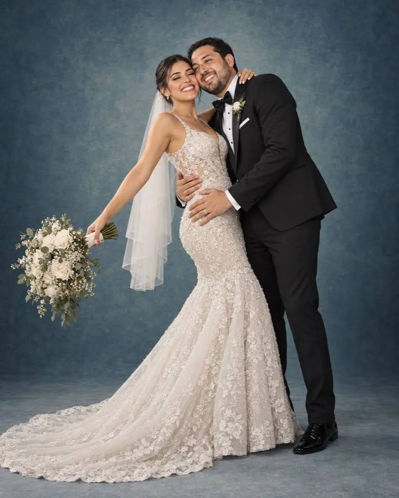 Retrato de novios en estudio, ella con vestido de encaje