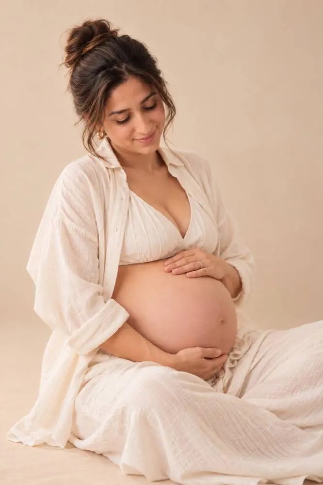 Retrato de estudio de una mujer embarazada