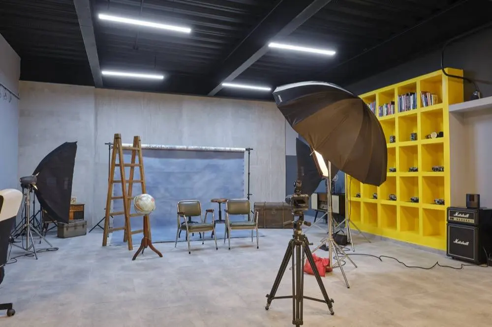 El estudio de The Portrait Atelier con fondos pintados, luces y cámaras