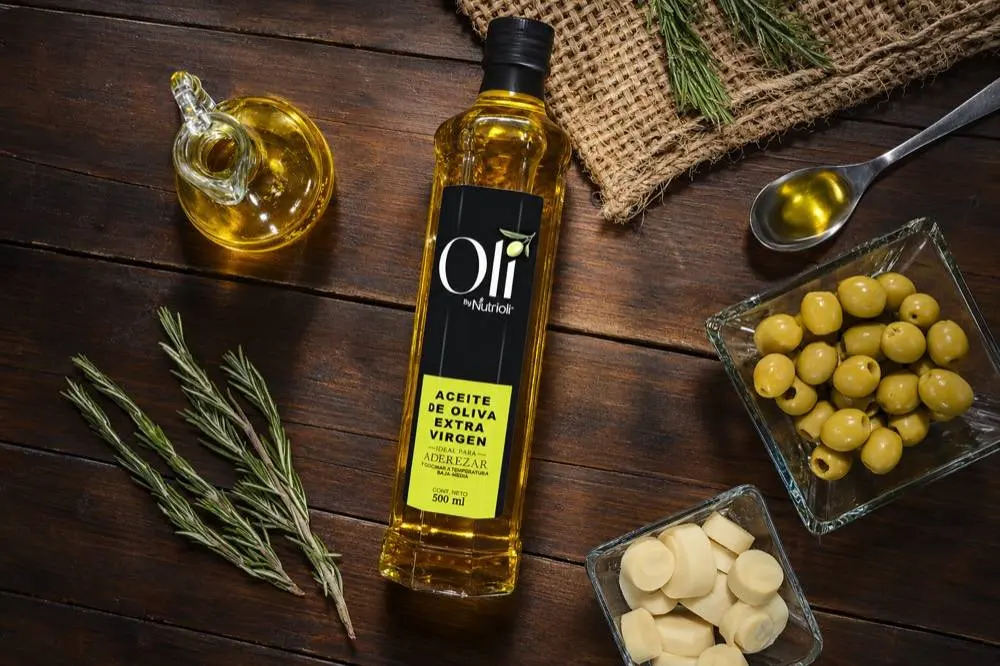 Bodegón de aceite de oliva con aceitunas y romero