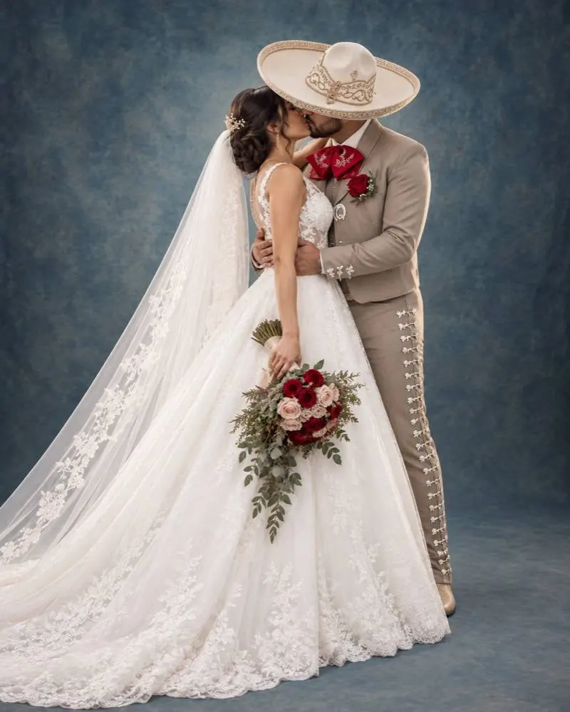 Verónica y Santiago, retrato de novios en estudio