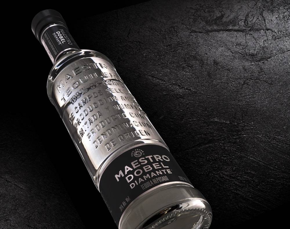 Botella de tequila Maestro Dobel sobre piedra oscura