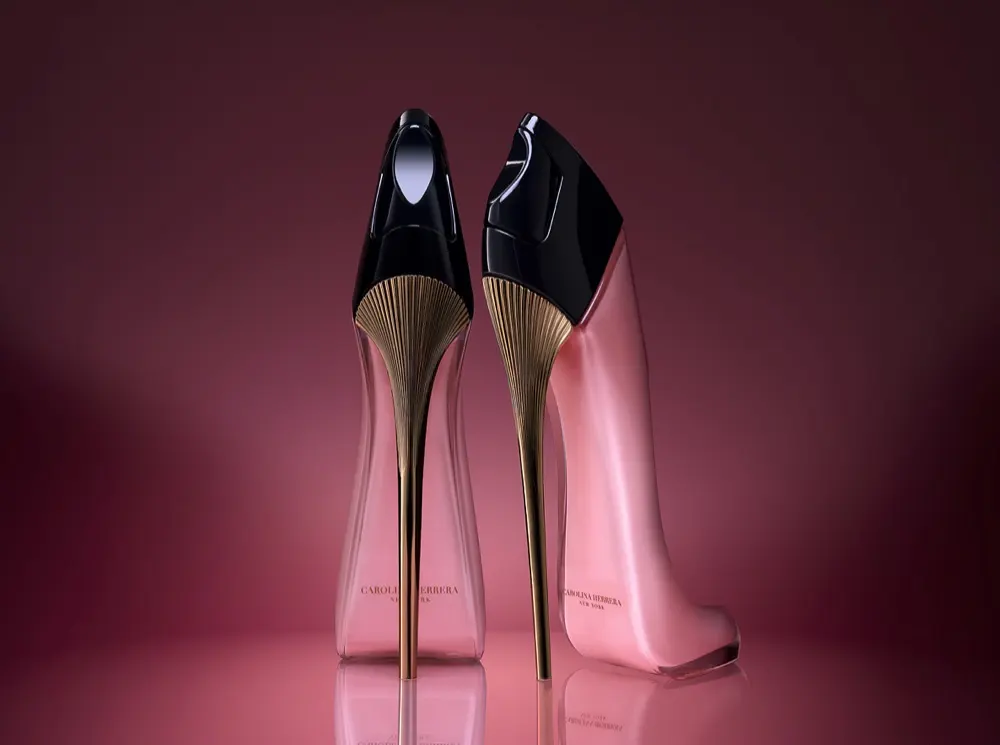 Zapatillas Good Girl de Carolina Herrera sobre fondo rosa