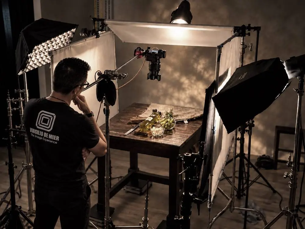 Virgilio De Mier en una sesión de fotografía comercial en estudio