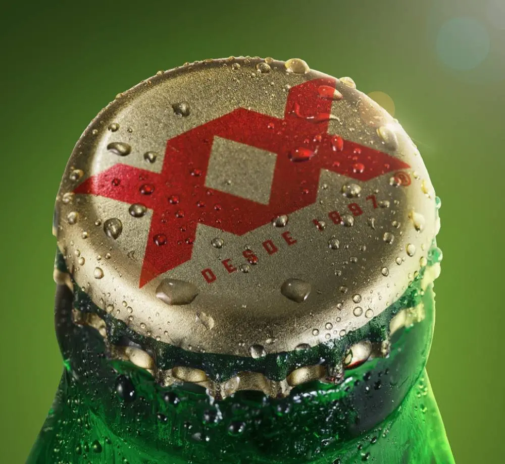 Corcholata de cerveza XX Lager sobre fondo verde