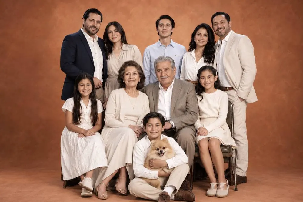 Retrato de una familia amplia de varias generaciones