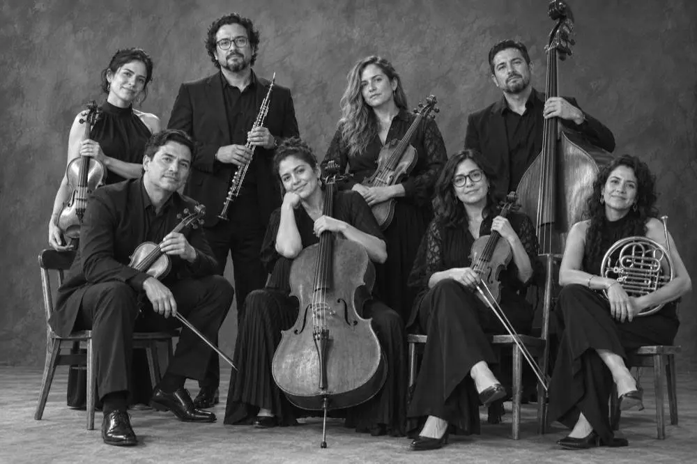 Octeto de música clásica con sus instrumentos, en blanco y negro