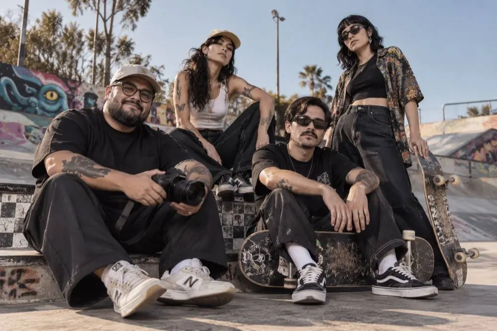 Colectivo de tatuadores retratado en un skatepark