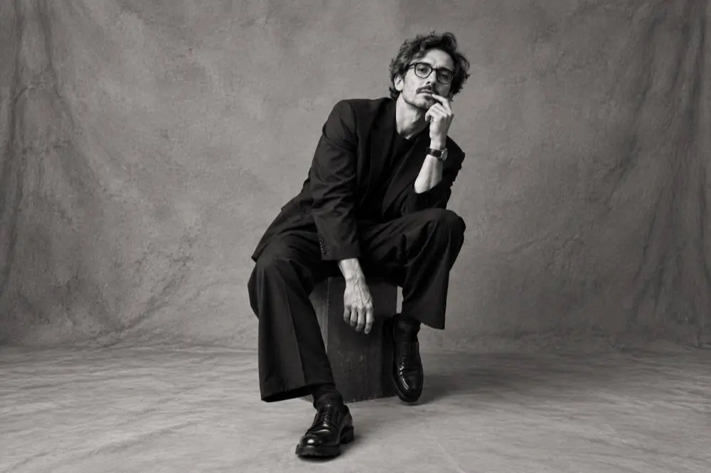 Retrato en blanco y negro de un profesionista sentado